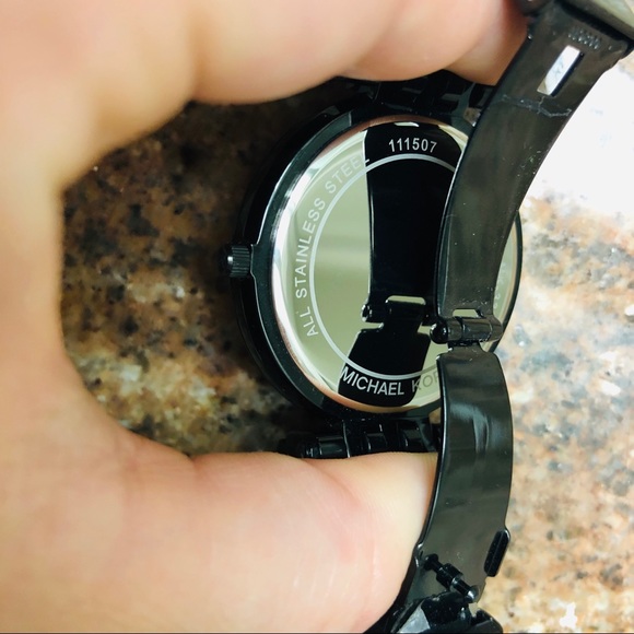 Michael Kors Women’s Runway Stainless-Steel Watch - Picture 3 of 4